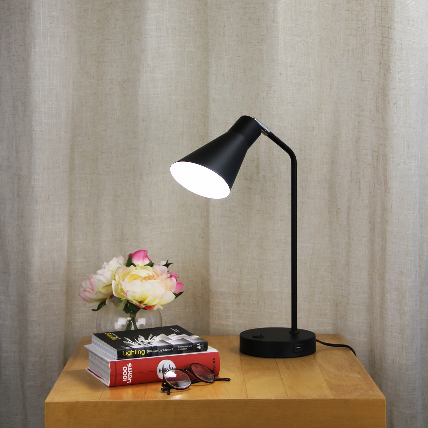 Thor Desk Lamp With Usb Black