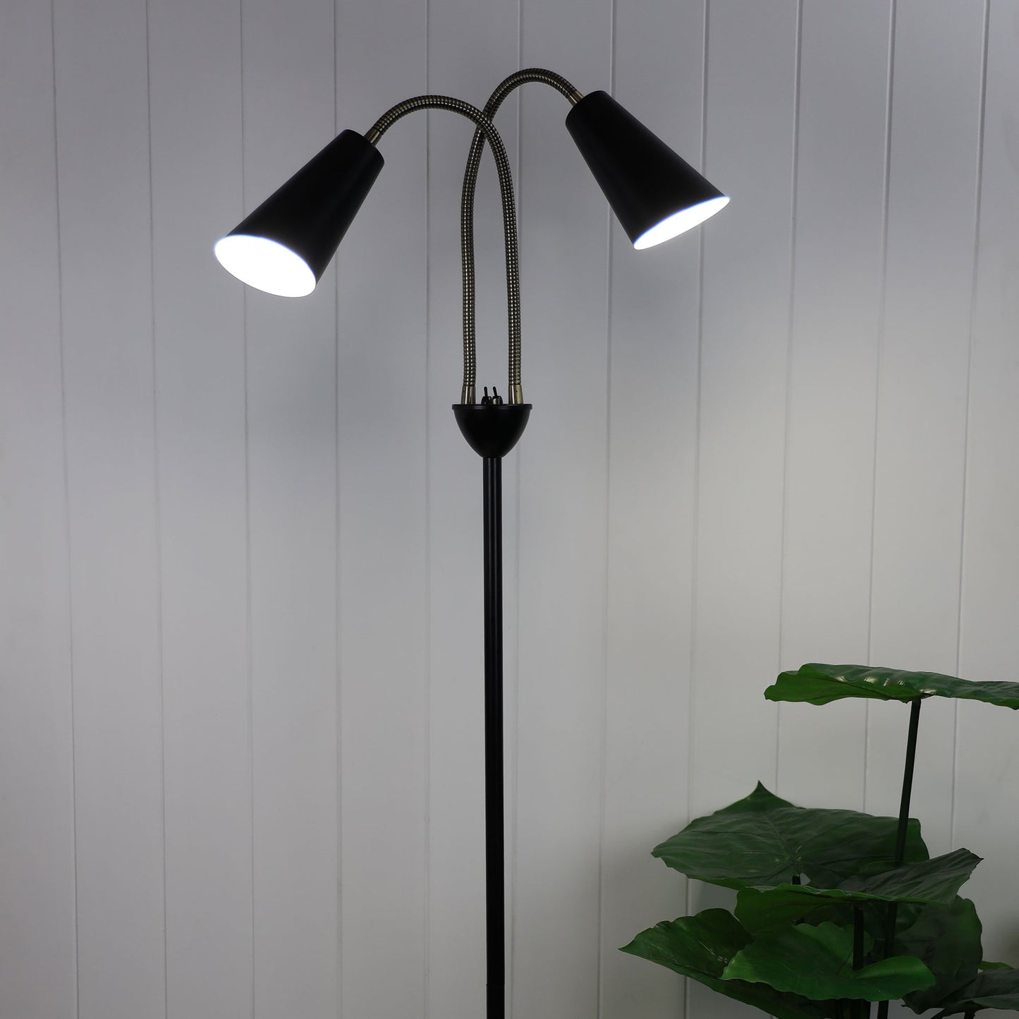 Walt Twin Floor Lamp Ant Brass + Black